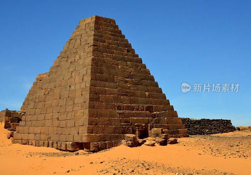 梅罗金字塔-南墓地-撒哈拉沙漠中的努比亚坟墓-联合国教科文组织世界遗产，苏丹贝格拉维亚- S9金字塔